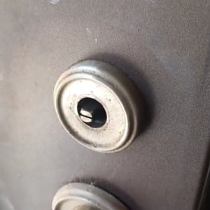 מנעול דלת מתכת עם צילינדר