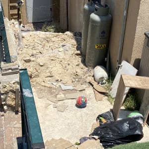 שני בלוני גז בחצר עם כדור צבעוני וקרטונים על הרצפה