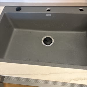 כיור מטבח אפור עם חור לברז