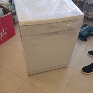 מדיח כלים עטוף בניילון נצמד להגנה במהלך הובלת דירה