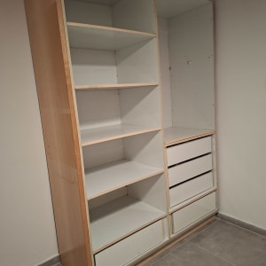 ארון עץ עם מדפים ומגירות בחדר ריק