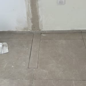 רצפה עם אריחים וכלי עבודה בצד