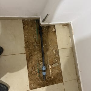 תיקון צנרת מים ברצפה עם חיבור חדש