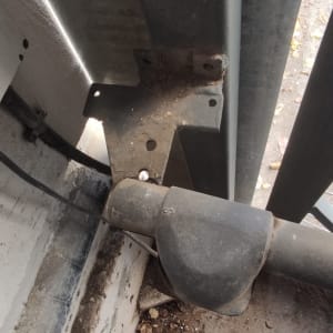 מנוע חשמלי לשער עם חיבורים וכבלים