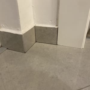 פינת קיר עם אריחי קרמיקה ורצפה