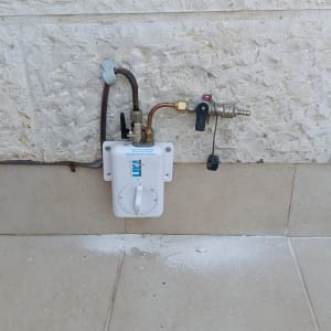 התקנת מנגנון חגז ונקודת גז חיצונית על קיר אבן