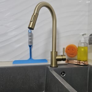 ברז מטבח עם כיור וסבון כלים