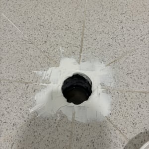 חור ברצפה עם חומר איטום סביבו