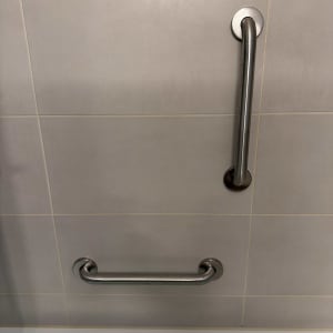 ידיות אחיזה מותקנות על קיר חדר אמבטיה