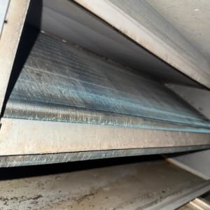 סוללת מאייד מלוכלכת בתוך יחידת מזגן מיני מרכזי