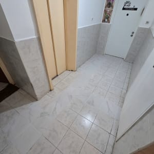 מסדרון עם מעלית ודלת כניסה