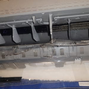 חלק פנימי של מזגן עם טיפות מים