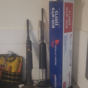 כלים ומוצרים הקשורים לדוד שמש על משטח עבודה