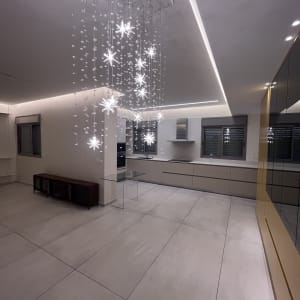 רצפה נקייה במטבח מודרני עם תאורה מעוצבת