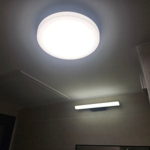 שני גופי תאורה עגולים על תקרה