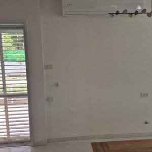 מזגן מותקן על קיר לבן בחדר