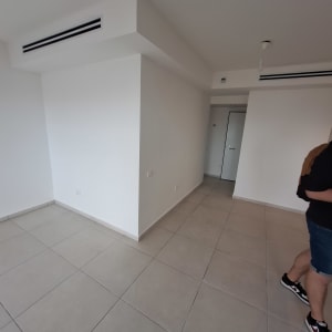 חדר עם קירות צבועים בלבן ורצפת אריחים אפורה