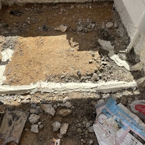 תוואי צנרת שנחפר וכוסה במלט ברצפה במהלך עבודות תיקון והחלפת צנרת