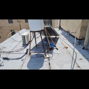 גג עם דוד שמש, צינורות וכלים לאיטום