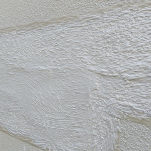 קיר עם טיח לבן ומרקם מחוספס