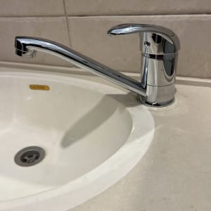 ברז כרום מותקן על כיור לבן