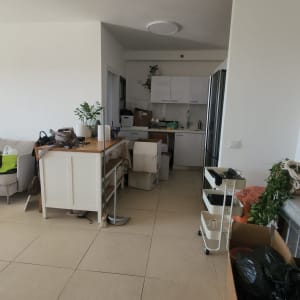 חדר עם קופסאות וציוד לאריזה וארגון מחדש