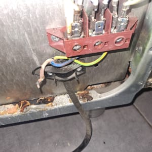 חיבורי חשמל ותשתית מתכתית עם חוטים חשופים