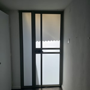 דלת אלומיניום עם זכוכית חלבית בחדר פנימי