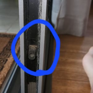 חלק פנימי של תריס עם מסילה ובריח מתכת