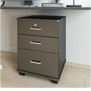 תמונה של ארונית מגירות מתחת לשולחן