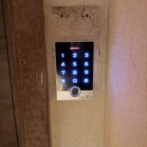 קודן דיגיטלי חכם עם קורא טביעת אצבע מותקן על קיר