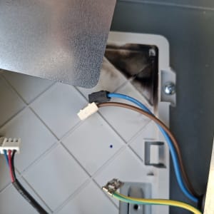 חוטי חשמל בתוך תיבה עם חיבורים