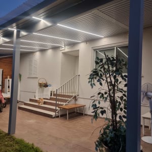 פרגולה מאלומיניום עם תאורה מובנית בחצר בית