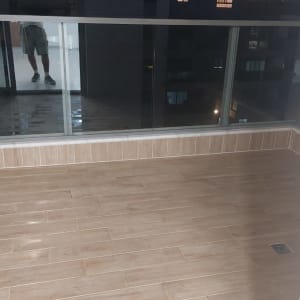 מרפסת עם רצפה נקייה ושואב אבק