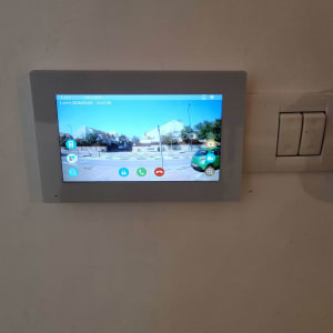 מסך אינטרקום עם תצוגת מצלמה חיצונית
