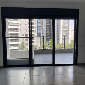 רצפה נקייה ומבריקה ליד חלון גדול