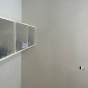 קיר צבוע בצבע בהיר עם כיסוי פלסטיק