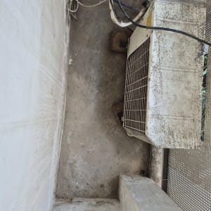 יחידת מזגן חיצונית מלוכלכת על רצפה