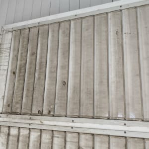 קיר מתכת מלוכלך עם כתמי לכלוך ואבק