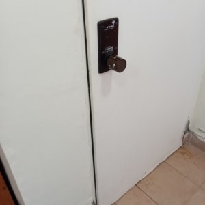 מנעול דלת מותקן על דלת לבנה