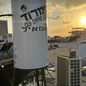 דוד שמש על גג עם מדבקה וטלפון