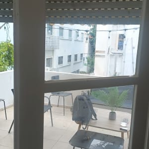 דלת זכוכית עם מסגרת לבנה המשקיפה למרפסת