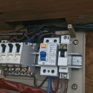 לוח חשמל עם מפסקים וחוטים חשמליים