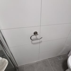 מתקן נייר טואלט מותקן על קיר בחדר אמבטיה