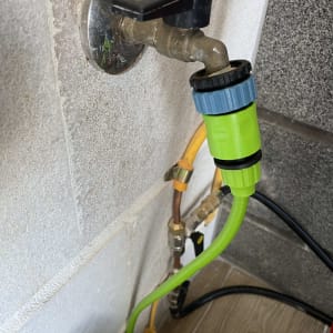 ברז גז עם צינור ירוק מחובר