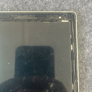 מסך מחשב מפורק עם כלי עבודה על רקע אפור