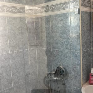 מקלחון עם אריחי קרמיקה אפורים וברז מקלחת