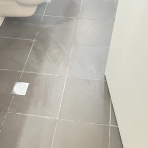 רצפת חדר אמבטיה עם אריחים אפורים