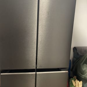 מקרר נירוסטה עם ארבע דלתות ומוצרים עליונים