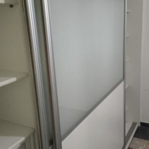 ארון הזזה עם דלתות זכוכית ומדפים